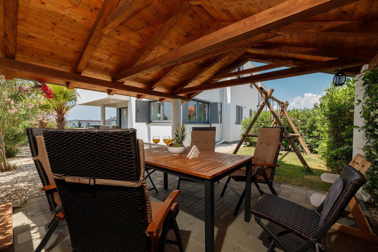 Malo Ferienvilla Privlaka, Pool, Boje, Wi-Fi, Wallbox プリヴラカ エクステリア 写真