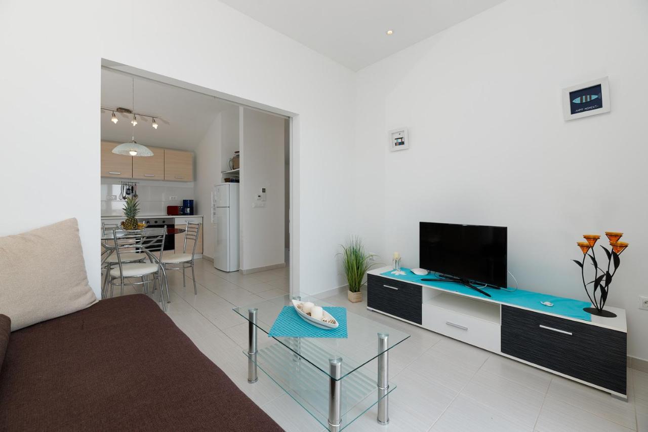 Malo Ferienvilla Privlaka, Pool, Boje, Wi-Fi, Wallbox プリヴラカ エクステリア 写真