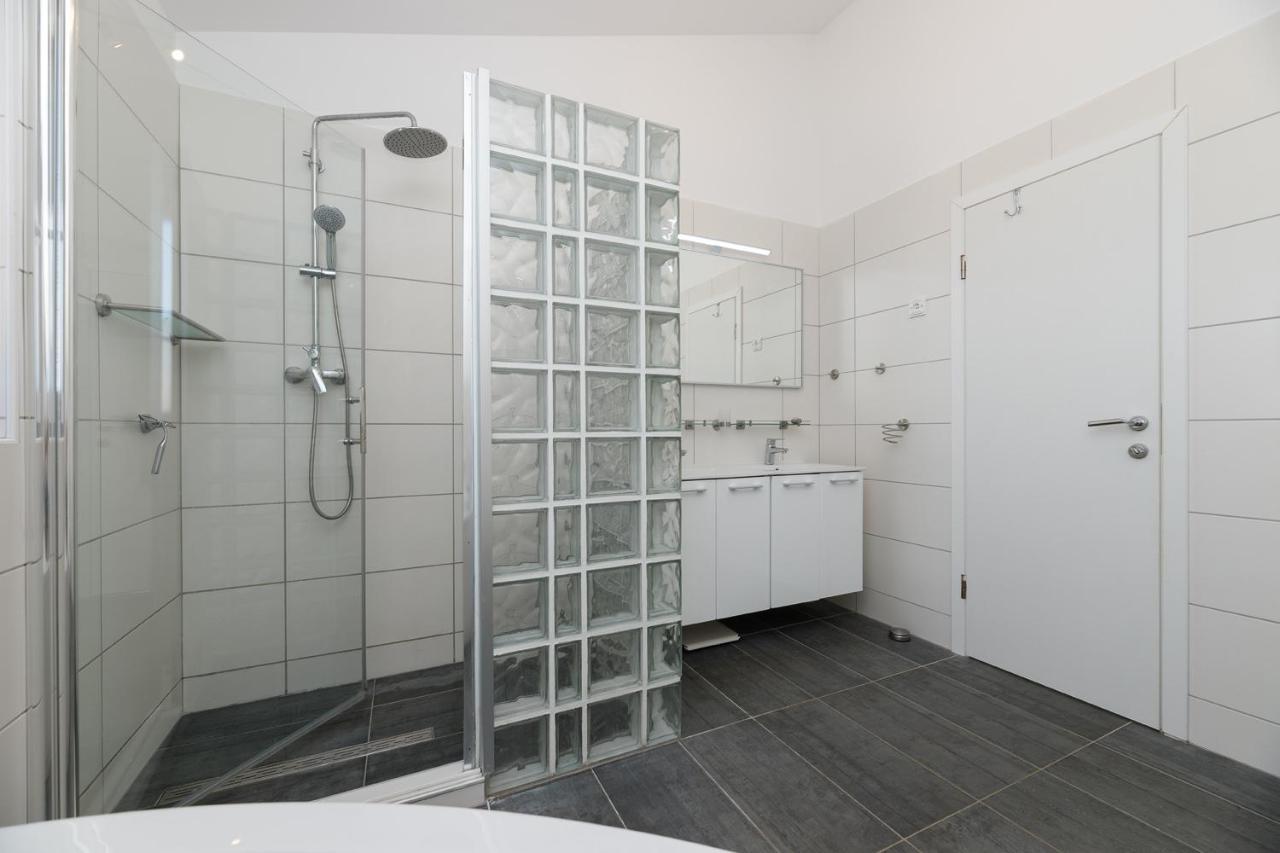 Malo Ferienvilla Privlaka, Pool, Boje, Wi-Fi, Wallbox プリヴラカ エクステリア 写真