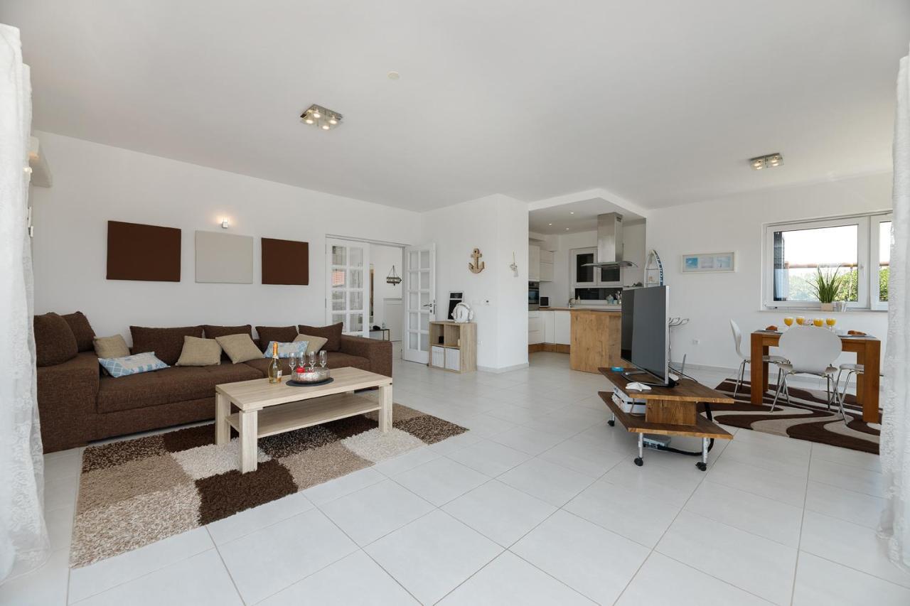 Malo Ferienvilla Privlaka, Pool, Boje, Wi-Fi, Wallbox プリヴラカ エクステリア 写真
