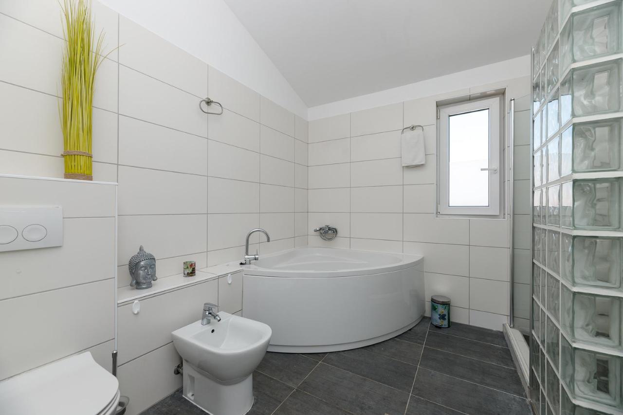 Malo Ferienvilla Privlaka, Pool, Boje, Wi-Fi, Wallbox プリヴラカ エクステリア 写真