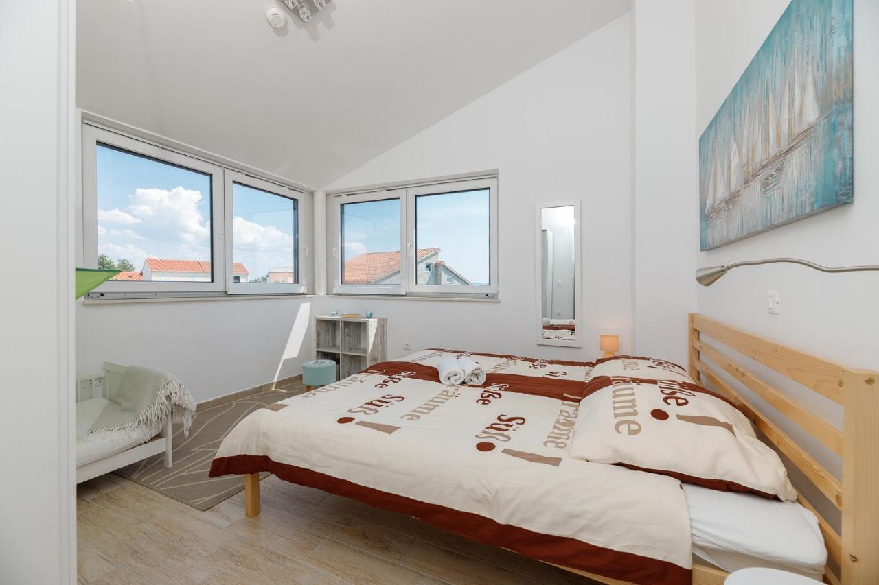 Malo Ferienvilla Privlaka, Pool, Boje, Wi-Fi, Wallbox プリヴラカ エクステリア 写真